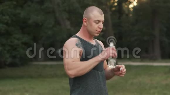 运动情侣在公园锻炼后喝水视频的预览图