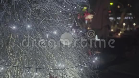 斯里兰卡老人晚上在海滩上装饰圣诞树上的仙女灯为圣诞节做准备视频的预览图