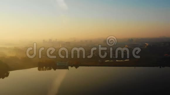 在明斯克白俄罗斯无人机在雄伟的城市天际线上升起太阳在建筑物上升起秋天的湖泊仍然存在视频的预览图