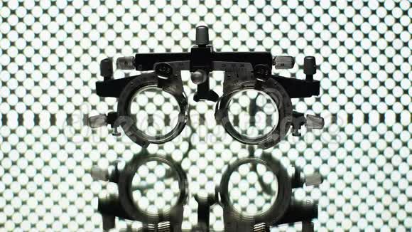 医生用手取光镜进行视力检查光学设备视频的预览图