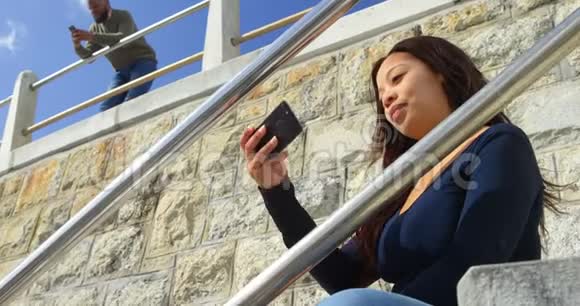 4k楼梯上用手机自拍的女人视频的预览图