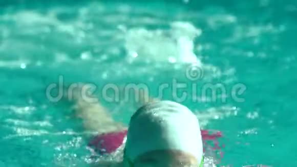 女子运动员在室内游泳池训练时做蝶泳动作动作慢全高清稳拍视频的预览图