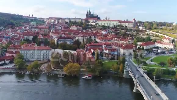 一艘船在布拉格桥下航行背景是布拉格城堡视频的预览图