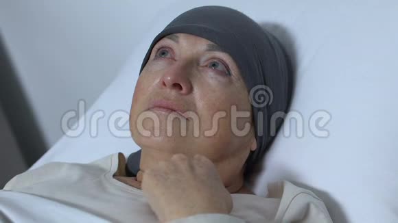 护士为老年癌症患者擦眼泪化疗后康复视频的预览图