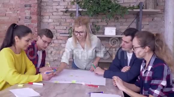 在现代办公室的团队合作成功的商业人士致力于开发新的商业理念的大项目视频的预览图