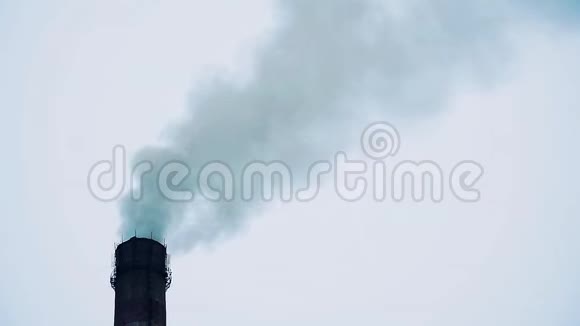 从工厂烟囱里冒出来的烟顶着灰色的多云天空视频的预览图