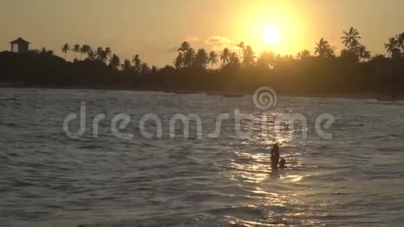 美丽的日落在海洋海浪沙滩太阳斯里兰卡视频的预览图
