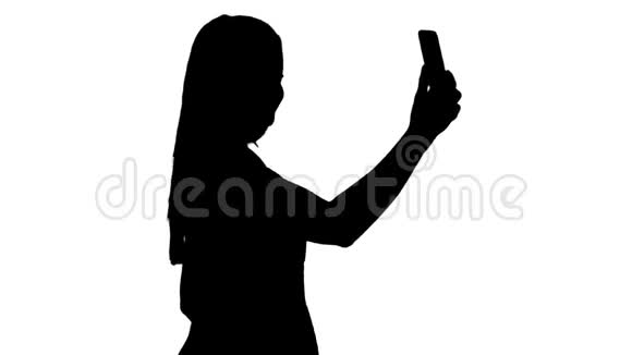 年轻漂亮的女人在手机上自拍视频的预览图