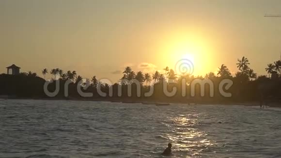美丽的日落在海洋海浪沙滩太阳斯里兰卡乌纳瓦图纳视频的预览图