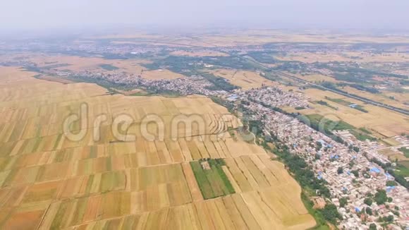 中国西安麦田和村庄鸟瞰图视频的预览图