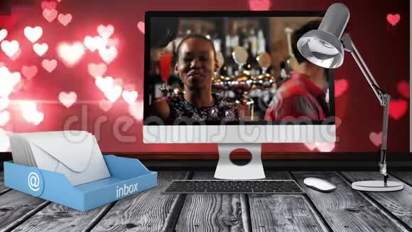 数字动画信封和电脑桌上显示朋友聚会在酒吧桌上视频的预览图