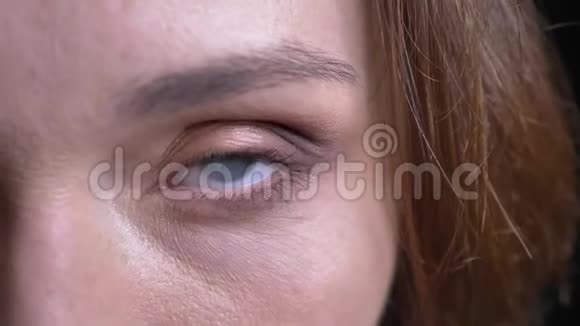 特写半脸白种人成年女性的肖像蓝色眼睛被关闭然后打开直视视频的预览图