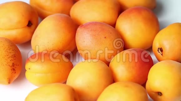成熟多汁的杏子在运动在盘子上旋转视频的预览图