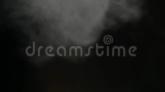 白色滑石粉在黑色背景下在空气中吹气视频的预览图