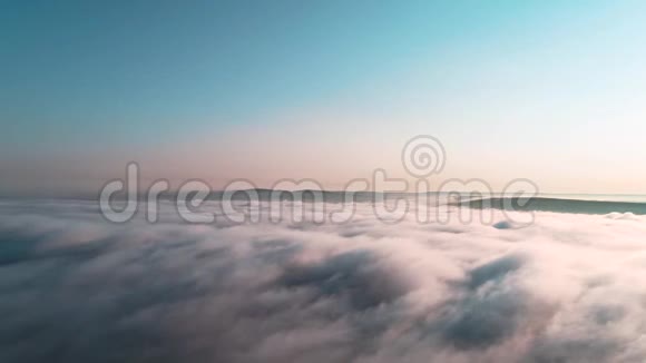 鸟瞰蓝色和粉红色的日落天空4K视频的预览图