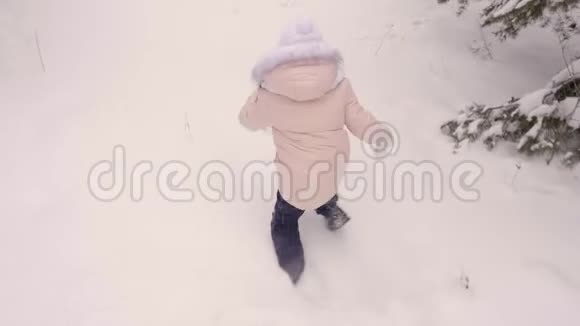 快乐的女孩少年落在雪地上躺在上面就像雪天使一样视频的预览图