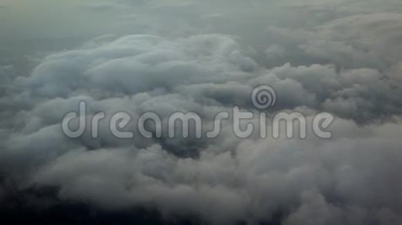 从飞机窗口可以看到4K的黑天风暴云视频的预览图