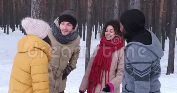 年轻的朋友在雪地里玩户外活动视频的预览图