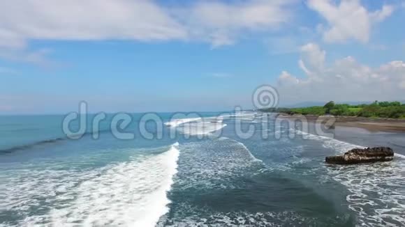 沿着被海浪撞击到印度尼西亚巴厘岛海滩悬崖的海岸孤立于环境可持续性视频的预览图