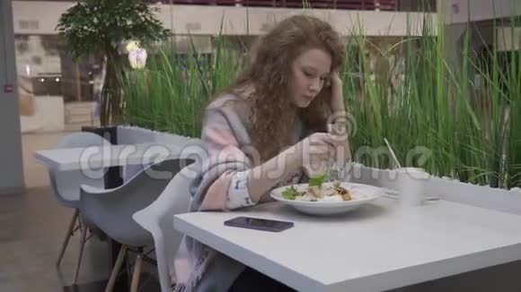 小美女在咖啡馆里吃凯撒沙拉视频的预览图