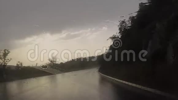 雨天开车视频的预览图