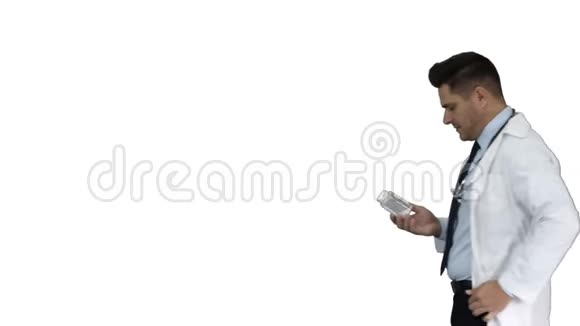 药剂师看相机在白色背景上拍摄和展示白瓶受体新药视频的预览图