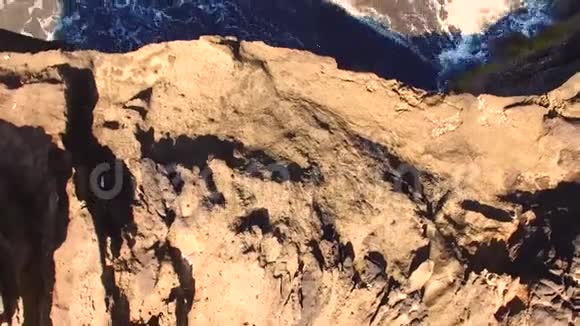从山顶海滩悬崖到波涛汹涌的大海在印尼巴厘岛海岸环境可持续性概念视频的预览图