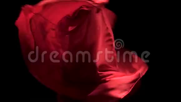 穿红色衣服的女人用手跳舞表演优雅的动作黑色背景关门视频的预览图