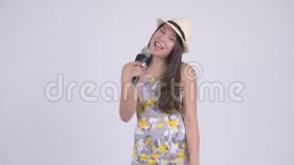 年轻快乐的多民族旅游妇女用麦克风唱歌视频的预览图