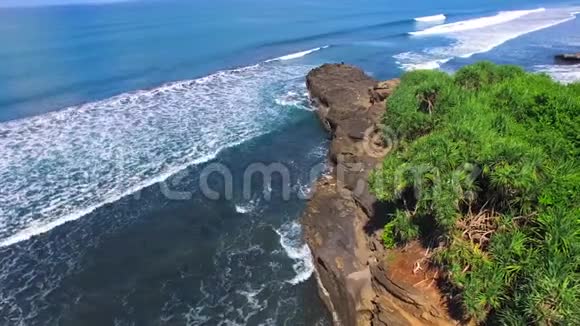 放眼望去那片通向海滩的悬崖和海浪就在巴厘岛的海岸上环境可持续性概念视频的预览图