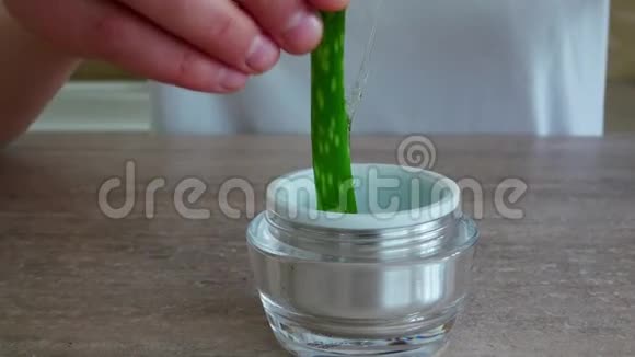 补充水或油滴在芦荟瓶中视频的预览图
