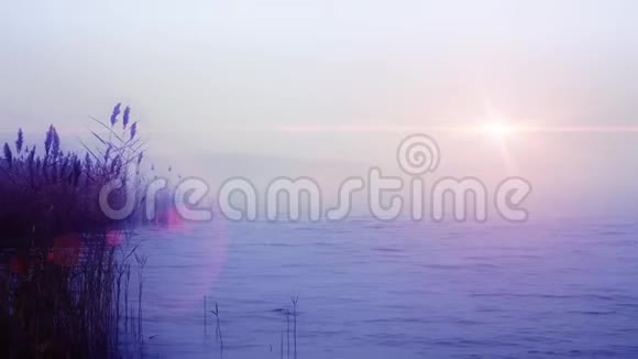 雾蒙蒙的早晨在阴沉沉的海面上天空阴云密布太阳阴沉视频的预览图