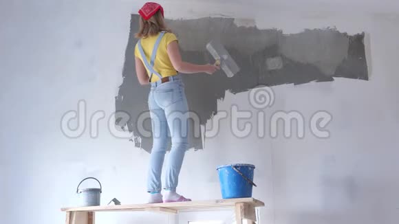 在公寓里修理一位欧洲貌美的年轻女子在家里修理特写镜头视频的预览图