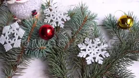 白色背景的圣诞装饰和雪人玩具视频的预览图