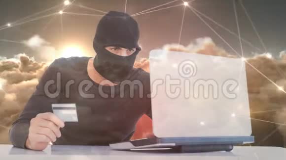 黑客入侵笔记本电脑时手持卡的数字动画视频的预览图