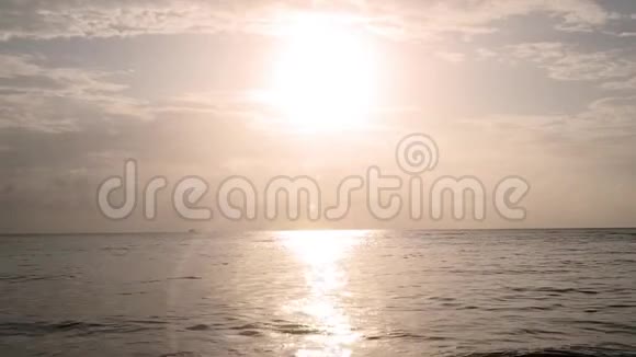 日落于海面太阳光随海波面和耀斑反射暑假和假期的暑假时间视频的预览图