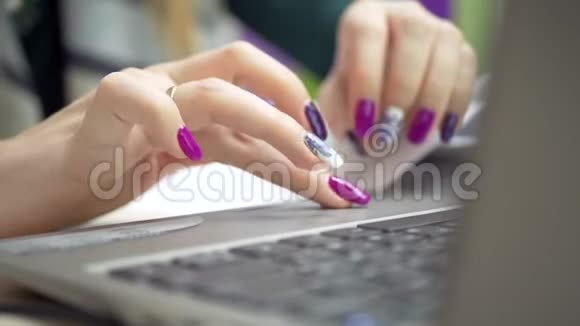 手与指甲使用和触摸笔记本电脑触摸板视频的预览图