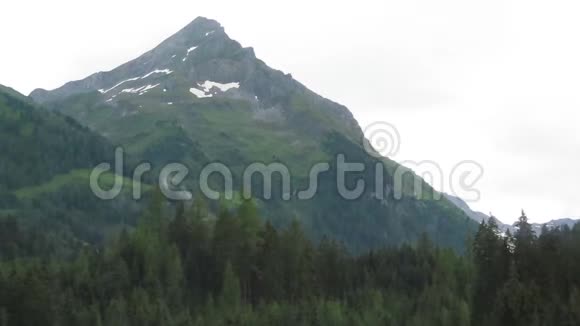 蒂罗尔地区阿尔卑斯山山峰基尔希比策的云时断天气变化视频的预览图