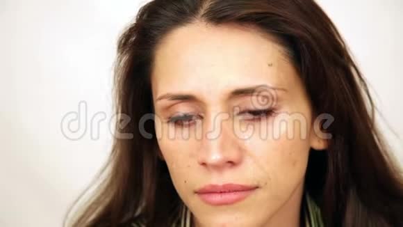 情绪化的女人在哭视频的预览图