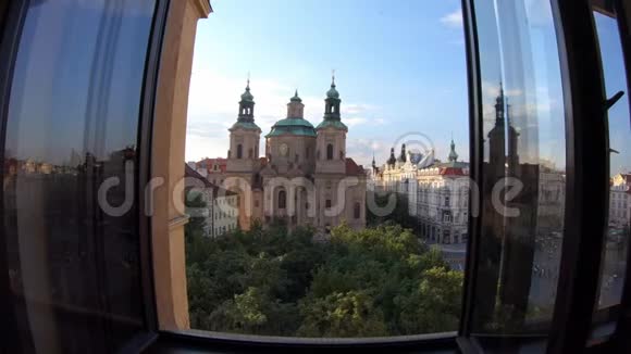 4K从捷克布拉格圣尼古拉斯教堂的窗户看视频的预览图