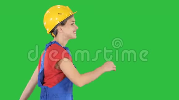 女职工在硬汉行走的幸福建筑和建筑概念上的绿色屏幕色度键视频的预览图