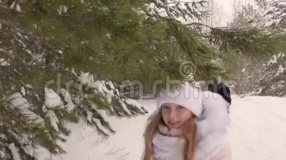 女儿一起散步妈妈在白雪皑皑的森林里在寒冷的冬日关门视频的预览图