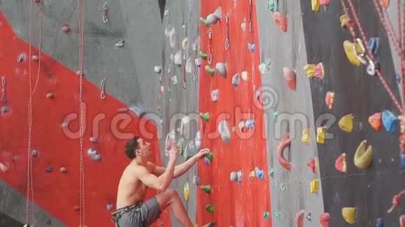 喜欢攀岩的强壮男人慢动作视频的预览图