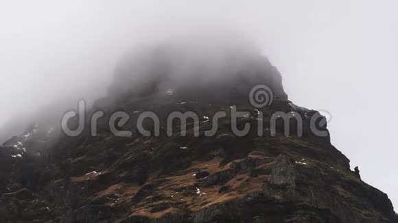 在冰岛雾蒙蒙的山峰上鸟群筑巢视频的预览图