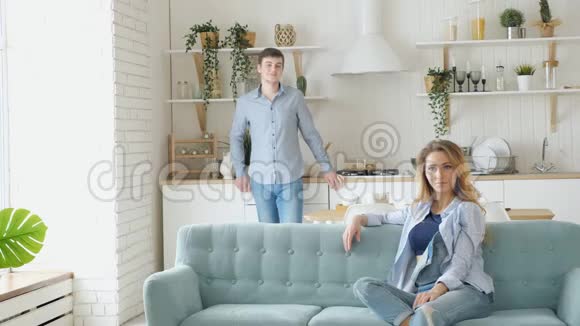 女孩坐在沙发上男人跳过去坐回座位都笑视频的预览图