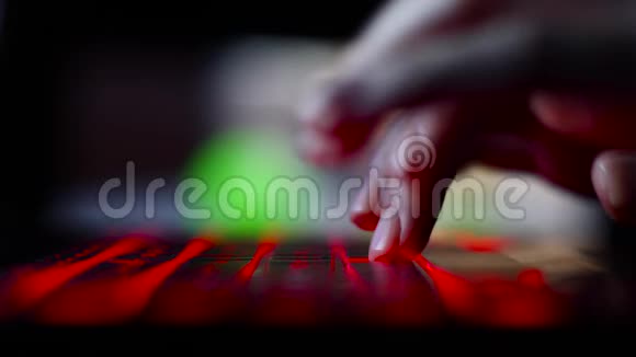 黑客女孩用红色背光键盘打字视频的预览图