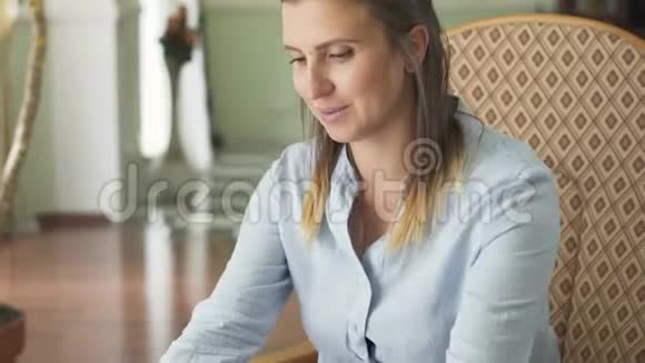 在电脑上工作的孕妇视频的预览图