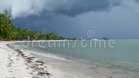 波涛汹涌的蓝海沙美岛苏梅岛的沙岸雨季泰国飓风和风暴警报视频的预览图