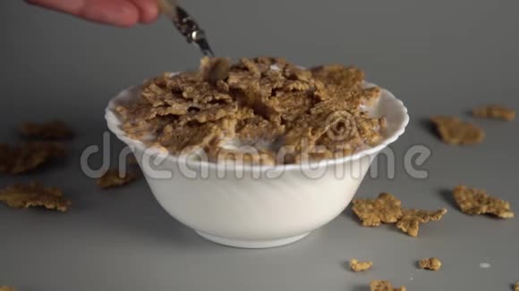 一个人吃燕麦片和膳食牛奶用勺子吃视频的预览图
