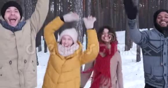 年轻的朋友们在寒假里跳着舞视频的预览图